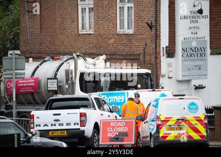 Chalfont St Peter, Regno Unito. 23 settembre 2024. Ancora una volta, il villaggio di Chalfont St Peter ha inondato le acque reflue grezze all'ingresso del villaggio dopo le forti piogge. Thames Water e i loro appaltatori Lanes Group erano sul posto con petroliere che rimuovevano l'acqua di inondazione e le acque reflue e pulivano le acque reflue sulle strade e sui marciapiedi con disinfettante per pini. Il villaggio è stato inondato per settimane all'inizio di quest'anno nello stesso luogo e la questione delle inondazioni sotterranee è stata presentata su BBC Countryfile. I residenti e i proprietari d'affari locali arrabbiati hanno partecipato a una riunione organizzata dal Consiglio del Buckinghamshire e dal Tamigi Foto Stock