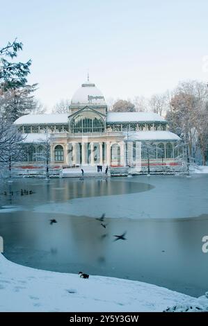 Palacio de Cristal innevato. Parco El Retiro, Madrid, Spagna. Foto Stock