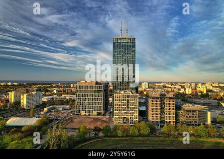 Vista droni sulla Olivia Top Star di Gdańsk, il grattacielo più alto, Business Hub e sereni spazi verdi al tramonto Foto Stock