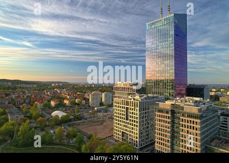 Vista droni sulla Olivia Top Star di Gdańsk, il grattacielo più alto, Business Hub e sereni spazi verdi al tramonto Foto Stock