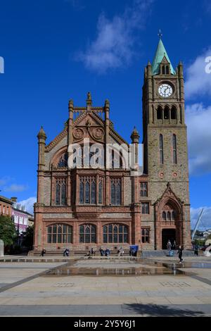 Vista della Derry Guildhall vicino alle mura della città Foto Stock