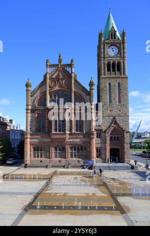 Vista della Derry Guildhall vicino alle mura della città Foto Stock