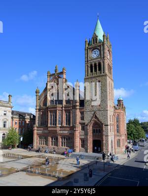 Vista della Derry Guildhall vicino alle mura della città Foto Stock