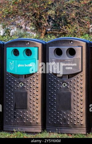 Contenitori per il riciclaggio e la raccolta dei rifiuti generici in un luogo rurale. Credito John Rose/Alamy Foto Stock