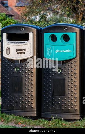 Contenitori per il riciclaggio e la raccolta dei rifiuti generici in un luogo rurale. Credito John Rose/Alamy Foto Stock