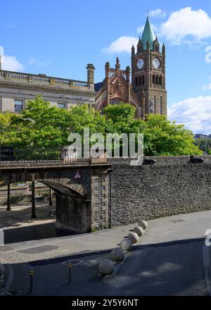 Vista della Derry Guildhall vicino alle mura della città Foto Stock