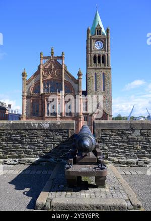 Vista della Derry Guildhall vicino alle mura della città Foto Stock