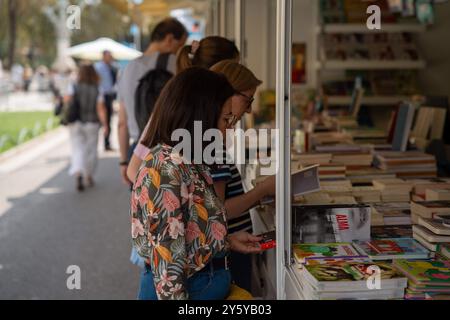 Barcellona è immersa nella settimana del Libro Catalano, una fiera che, a causa della Coppa America, ha dovuto essere spostata in un luogo diverso. La fiera, che accoglie adulti e giovani, è ottimista, poiché 3 libri su 4 acquistati in Catalogna sono in catalano." Barcelona está inmersa en la Semana del Libro en Catalán, una feria que, debido a la Copa América, ha tenido que cambiar de ubicación. La feria, que recibe tanto a adultos como a jóvenes, es optimista, ya que 3 de cada 4 libros comprados en Catalu&#xf1;a están en Catalán. Notizie, Cronaca, Barcelo Foto Stock