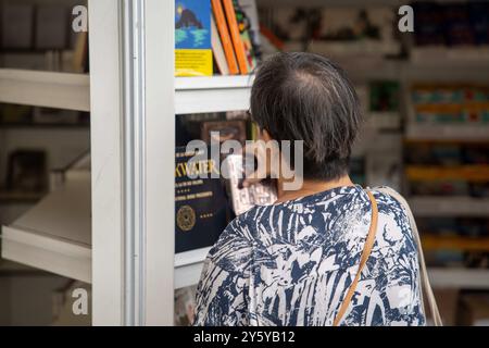 Barcellona è immersa nella settimana del Libro Catalano, una fiera che, a causa della Coppa America, ha dovuto essere spostata in un luogo diverso. La fiera, che accoglie adulti e giovani, è ottimista, poiché 3 libri su 4 acquistati in Catalogna sono in catalano." Barcelona está inmersa en la Semana del Libro en Catalán, una feria que, debido a la Copa América, ha tenido que cambiar de ubicación. La feria, que recibe tanto a adultos como a jóvenes, es optimista, ya que 3 de cada 4 libros comprados en Catalu&#xf1;a están en Catalán. Notizie, Cronaca, Barcelo Foto Stock