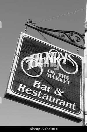 L'Henry's Bar and Grill insegna a Charleston, South Carolina, Stati Uniti. Foto Stock