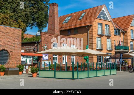 Centro storico di Kappeln sul porto con ristorante di pesce alte Fischräucherei, gestito e cucinato dall'irlandese Duncan Buckley dal 1994. Piatti tradizionali a base di pesce come matjes e aringhe fritte. Ristorante di pesce alte Räucherei. AM Hafen, Kappeln, Schleswig-Holstein, Schleswig-Holstein, Germania Foto Stock