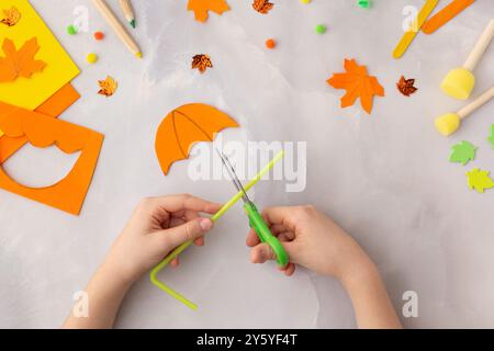 Ombrello di carta arancione kraft con idee autunnali per bambini per l'asilo fai da te passo dopo passo Foto Stock