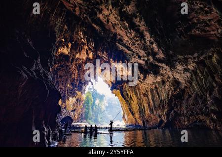 Rafting turistico in bambù nella grotta di Nam Tod che conduce ad una foresta pluviale tropicale, Thailandia Foto Stock