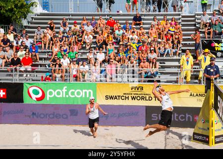 PAF OPEN, BEACH VOLLEY, MARIEHAMN, 2011: Stefan Gunnarsson (1) e Hannes Brinkborg (2) della Svezia in gioco bianco Philip Gabathuler (1) e Jan Schnider (2) dell'Austria in verde il 19 agosto 2011 al PAF Open di Mariehamn, Åland, Finlandia. Fotografia: Rob Watkins. INFO: Tra il 2009-2013 il PAF Open Beach Volley è stato un torneo annuale che si è tenuto a Mariehamn, Åland, Finlandia. Ha attirato le migliori squadre e giocatori internazionali come parte della classifica ufficiale del FIVB World Tour, mostrando pallavolo da spiaggia di alto livello. Foto Stock