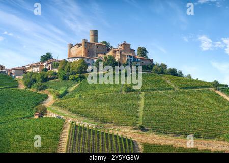 Il paesaggio dei vigneti delle Langhe e Castiglione Falletto in cima alla collina, patrimonio dell'umanità dell'UNESCO, Piemonte, Italia, Europa. Foto Stock