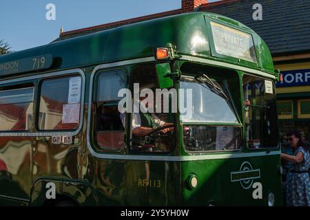 Sheringham, Norfolk, Regno Unito - 21 SETTEMBRE 2024: L'autobus d'epoca verde RF113 dalla linea 719 di Londra si fermò fuori dalla stazione di Norfolk durante il fine settimana degli anni '1940 Foto Stock