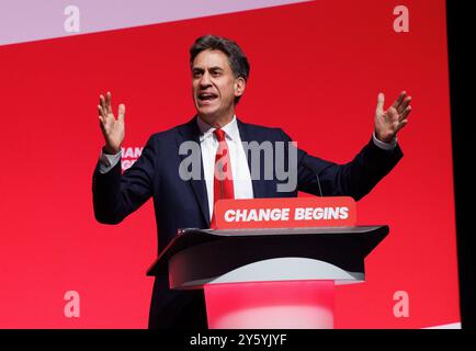 Liverpool, Regno Unito. 23 settembre 2024. Ed Miliband, Segretario di Stato per la sicurezza energetica e Net Zero, tiene il suo discorso alla Conferenza del Partito Laburista di Liverpool. Crediti: Karl Black/Alamy Live News Foto Stock