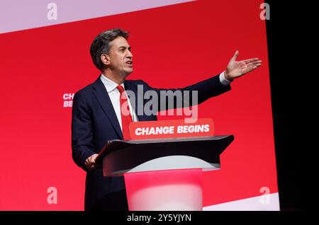 Liverpool, Regno Unito. 23 settembre 2024. Ed Miliband, Segretario di Stato per la sicurezza energetica e Net Zero, tiene il suo discorso alla Conferenza del Partito Laburista di Liverpool. Crediti: Karl Black/Alamy Live News Foto Stock