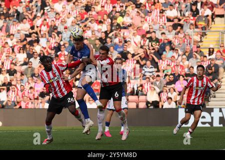 George Hirst di Ipswich Town in azione con Lesley Ugochukwu di Southampton e Taylor Harwood-Bellis di Southampton - Southampton V Ipswich Town, Premier League, St Mary's Stadium, Southampton, Regno Unito - 21 settembre 2024 solo uso editoriale - si applicano restrizioni DataCo Foto Stock