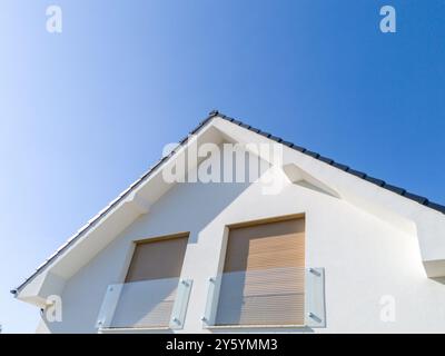 Facciata moderna con balcone e persiane chiuse Foto Stock