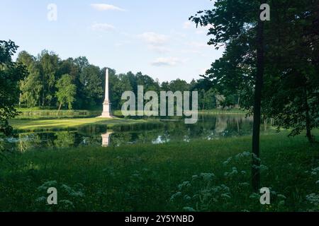 San Pietroburgo, Russia - 15 giugno 2024: Obelisco Chesme nel parco Gatchina Foto Stock