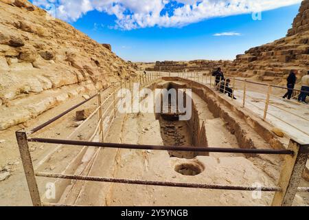 La barca solare si trova lungo i lati della grande Piramide di Khufu, dove nel 1954 è stata trovata una barca intatta di dimensioni normali o una barca di legno di cedro libanese, presso l'altopiano di Giza al Cairo, in Egitto Foto Stock