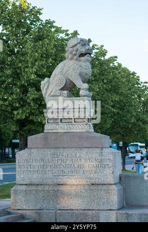 San Pietroburgo, Russia - 16 giugno 2024: Leone guardiano di pietra sull'argine di Petrovskaya Foto Stock