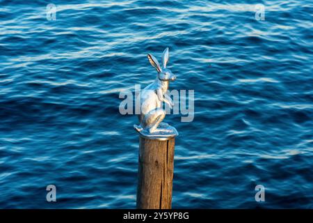 San Pietroburgo, Russia - 16 giugno 2024: monumento a una lepre salvata da un'inondazione nel mezzo dello stretto di Kronverksky Foto Stock