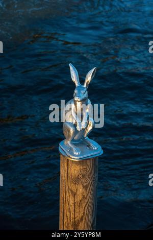 San Pietroburgo, Russia - 16 giugno 2024: monumento a una lepre salvata da un'inondazione nel mezzo dello stretto di Kronverksky Foto Stock