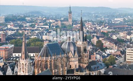 Una vista panoramica della Cattedrale di Aquisgrana e del paesaggio urbano circostante in Germania, che mostra l'architettura storica e il paesaggio urbano. Foto Stock