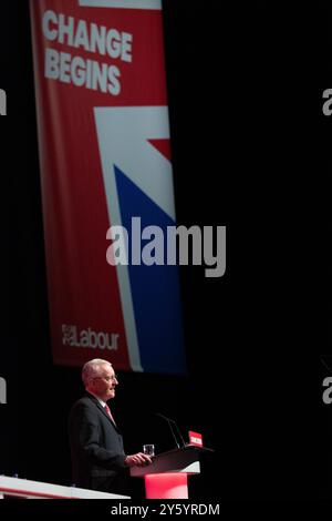 Liverpool, Regno Unito. 23 settembre 2024. Hilary Benn Segretario di Stato per l'Irlanda del Nord membro del Parlamento (MP) per Leeds South. Discorso alla conferenza del lavoro di Liverpool. Foto: Garyroberts/worldwidefeatures.com credito: GaryRobertsphotography/Alamy Live News Foto Stock