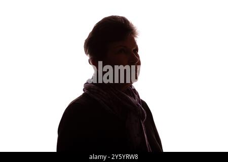 Silhouette scura di una donna anziana, una pensionessa con capelli ricci - isolata, sfondo bianco Foto Stock