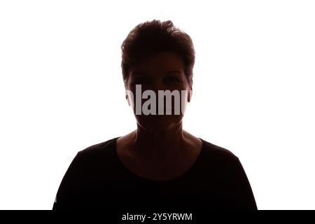 Silhouette scura di una donna anziana, una pensionessa con capelli ricci - isolata, sfondo bianco Foto Stock