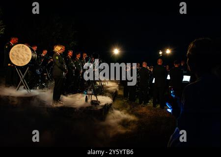 Nijmegen, Paesi Bassi. 21 settembre 2024. Un gruppo musicale suona durante il Sunset March di quest'anno. Quest'anno, 80 anni dopo l'operazione Market Garden, durante la marcia del tramonto, che si tiene dal 2014, come tributo ai soldati alleati che hanno combattuto per la libertà dei Paesi Bassi. La marcia fece attraversare il ponte di Oversteek per onorare gli eroi della seconda guerra mondiale. Credito: SOPA Images Limited/Alamy Live News Foto Stock