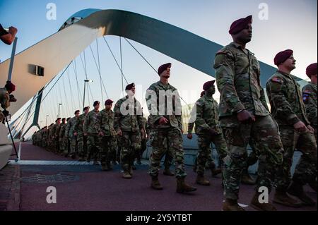 Nijmegen, Paesi Bassi. 21 settembre 2024. I soldati americani marciano lungo il ponte. Quest'anno, 80 anni dopo l'operazione Market Garden, durante la marcia del tramonto, che si tiene dal 2014, come tributo ai soldati alleati che hanno combattuto per la libertà dei Paesi Bassi. La marcia fece attraversare il ponte di Oversteek per onorare gli eroi della seconda guerra mondiale. Credito: SOPA Images Limited/Alamy Live News Foto Stock