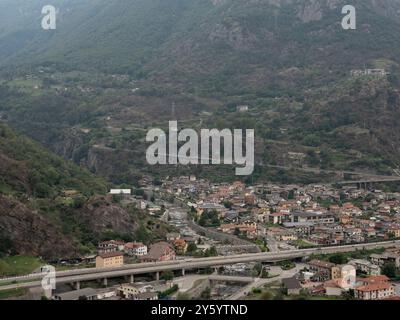 Il villaggio alpino di Hône, nei pressi del forte Bard, in Valle d'Aosta in una giornata autunnale Foto Stock