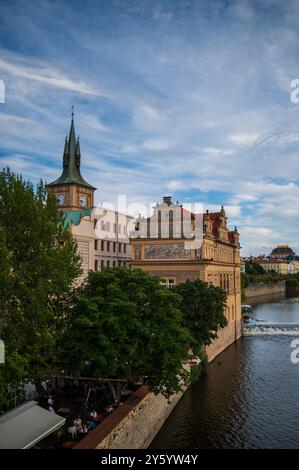 Museo Bedrich Smetana sull'argine della Moldava e Torre dell'acqua della città vecchia, Praga Foto Stock