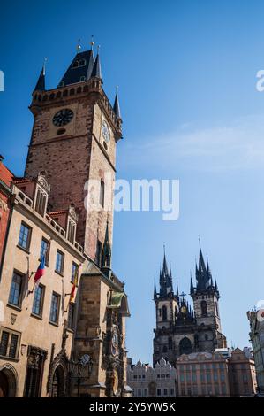 Torre astronomica e Chiesa Tyn a Praga Foto Stock