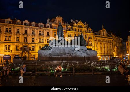 Jan Hus Memorial e piazza della città vecchia di notte, Praga Foto Stock