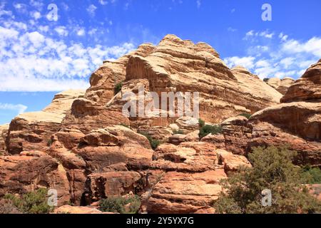 Paesaggio tipico e forme rocciose nel Parco Nazionale della riserva naturale della biosfera di Dana, in Giordania Foto Stock