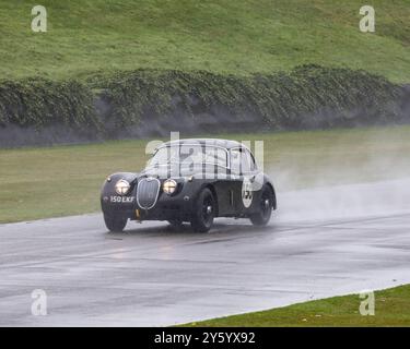 1959 Jaguar XK150 registrazione EKF150 in caso di pioggia e spruzzi al Goodwood Revival 2024 Foto Stock