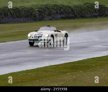 1959 MG A Twin Cam Registration TWN900 attraversa la pioggia e gli spruzzi al Goodwood Revival del 2024 Foto Stock