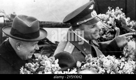 PREMIER SOVIETICO NIKITA KHRUSHCHEV CON IL PRIMO UOMO NELLO SPAZIO YURI GAGARIN / 14 APRILE 1961 Foto Stock