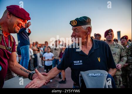 Nijmegen, Paesi Bassi. 21 settembre 2024. Due veterani stringono la mano alla marcia del tramonto. Quest'anno, 80 anni dopo l'operazione Market Garden, durante la marcia del tramonto, che si tiene dal 2014, come tributo ai soldati alleati che hanno combattuto per la libertà dei Paesi Bassi. La marcia fece attraversare il ponte di Oversteek per onorare gli eroi della seconda guerra mondiale. (Foto di Ana Fernandez/SOPA Images/Sipa USA) credito: SIPA USA/Alamy Live News Foto Stock