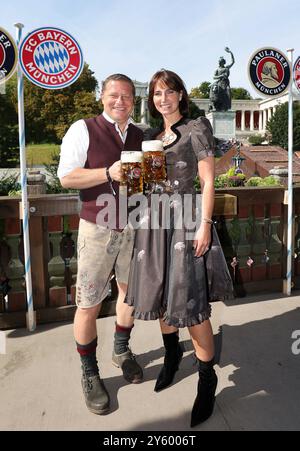 MONACO DI BAVIERA, GERMANIA - 22 SETTEMBRE: Max Eberl membro del Consiglio di amministrazione dello Sport FC Bayern München con Natascha Fruscella partecipa all'Oktoberfest al Kaefer Schaenke il 22 settembre 2024 a Monaco di Baviera, Germania. © diebilderwelt / Alamy Stock Foto Stock