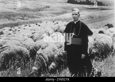 SEGUENDO I PASSI DI GESÙ - MONS. FULTON SHEEN A GERUSALEMME, 22 MARZO 1961 Foto Stock