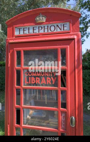 Cranbrook, Kent, Regno Unito. Libreria della community in una scatola telefonica in disuso Foto Stock