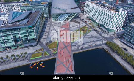 Veduta aerea dei Docklands di Dublino con edifici moderni e alti, lungomare e architettura innovativa. Foto Stock