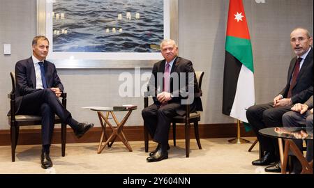 New York, Stati Uniti. 23 settembre 2024. Il primo ministro uscente Alexander De Croo, il re Abdullah II di Giordania e il ministro degli Esteri giordano Ayman Safadi nella foto durante un incontro bilaterale tra il primo ministro belga e il re di Giordania, a marge della 79a sessione dell'Assemblea generale delle Nazioni Unite (UNGA79), a New York, Stati Uniti d'America, lunedì 23 settembre 2024. BELGA PHOTO BENOIT DOPPAGNE credito: Belga News Agency/Alamy Live News Foto Stock