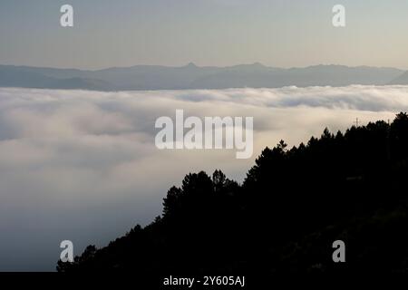 Le montagne portoghesi settentrionali sono coperte da nuvole all'alba e dal Parco Nazionale di Peneda Geres. Foto Stock